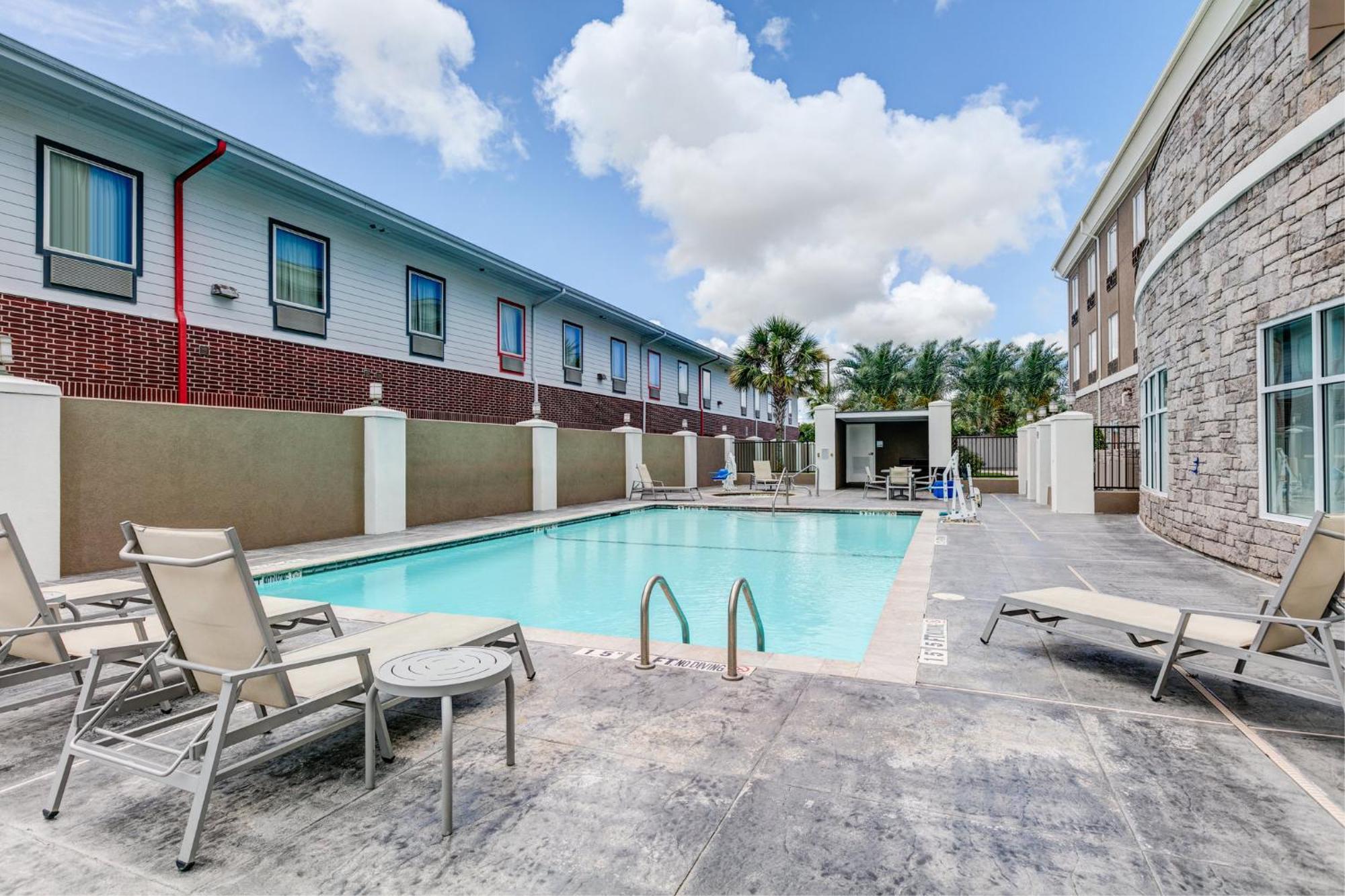 Hotel Express & Clute-lake Jackson By Ihg 2*